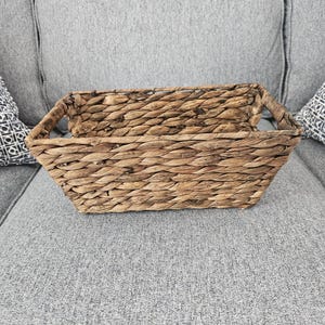 Cesta rectangular tejida de color marrón