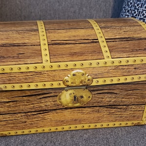 Caja de fiesta con forma de cofre del tesoro
