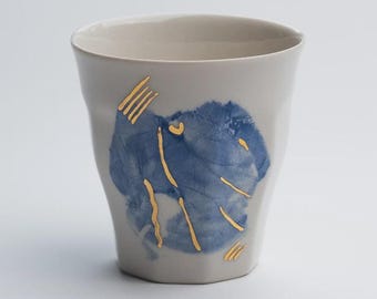 Aya handgemachte Tasse aus Porzellan mit Handabdruck & 24k Golddetail