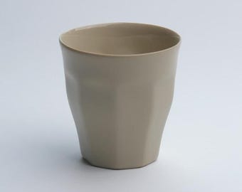 Aya Beige – Handgefertigte Porzellantasse für die täglichen Rituale