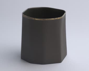 Perge Antique Gold - Handgefertigte Porzellantasse mit matter Oberfläche