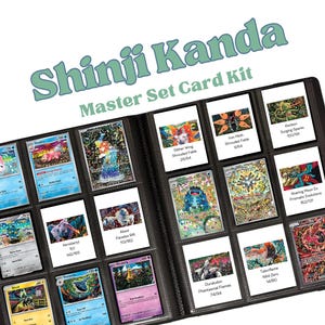 Puede incluir: Un archivador negro lleno de cartas coleccionables. Las cartas, en fundas transparentes, presentan ilustraciones coloridas y texto. El archivador tiene el texto verde: "Shinji Kanda Master Set Card Kit".