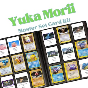 Puede incluir: Un archivador negro lleno de varias cartas coleccionables de Pokémon. Las cartas están en fundas transparentes individuales y presentan ilustraciones coloridas de personajes Pokémon. El texto "Yuka Morii Master Set Card Kit" está en la parte superior.