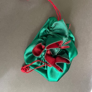 Grün/RotEr Satin Kordelzug Schmucktäschchen