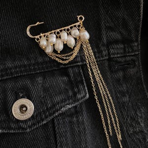 Versatile Gold Pearl Brooch Pin, Freshwater Pearl Safety Pin, 2026 Trend Accessory, Blazer & Denim Jacket, Bag Charm Pin, Statement Jewelry