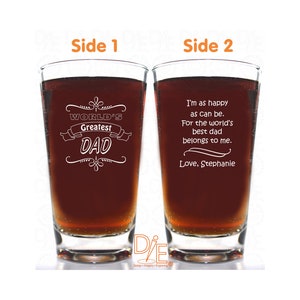 Könnte beinhalten: Zwei klare Glas-Biergläser mit brauner Flüssigkeit. Das Glas links hat den Text "WORLD'S Greatest DAD" eingraviert. Das Glas rechts hat den Text "I'm as happy as can be. For the world's best dad belongs to me. Love, Stephanie" eingraviert.