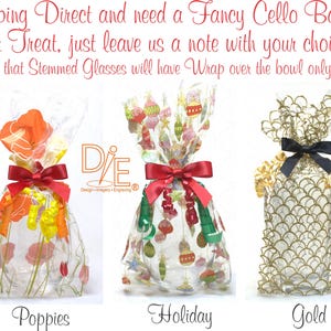 K&ouml;nnte beinhalten: Drei Cellophan-Beutel mit unterschiedlichen Designs. Der Beutel links hat ein Mohnblumenmuster, der mittlere Beutel ein Weihnachtsbaumschmuckmuster und der Beutel rechts ein Goldmuster. Der Text "Poppies", "Holiday" und "Gold" ist unter jedem Beutel gedruckt.