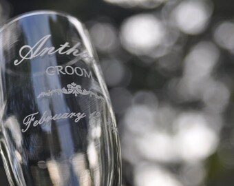 Personalized Champagne Glasses Set of 2 with Wooden Charms