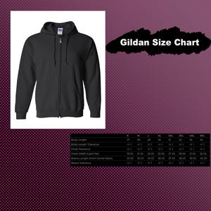 Puede incluir: Una sudadera negra con cremallera, capucha con cord&oacute;n y dos bolsillos delanteros. Junto a la sudadera hay una tabla de tallas Gildan con medidas en pulgadas para las tallas S a 5XL, incluyendo longitud corporal, ancho de pecho y manga.