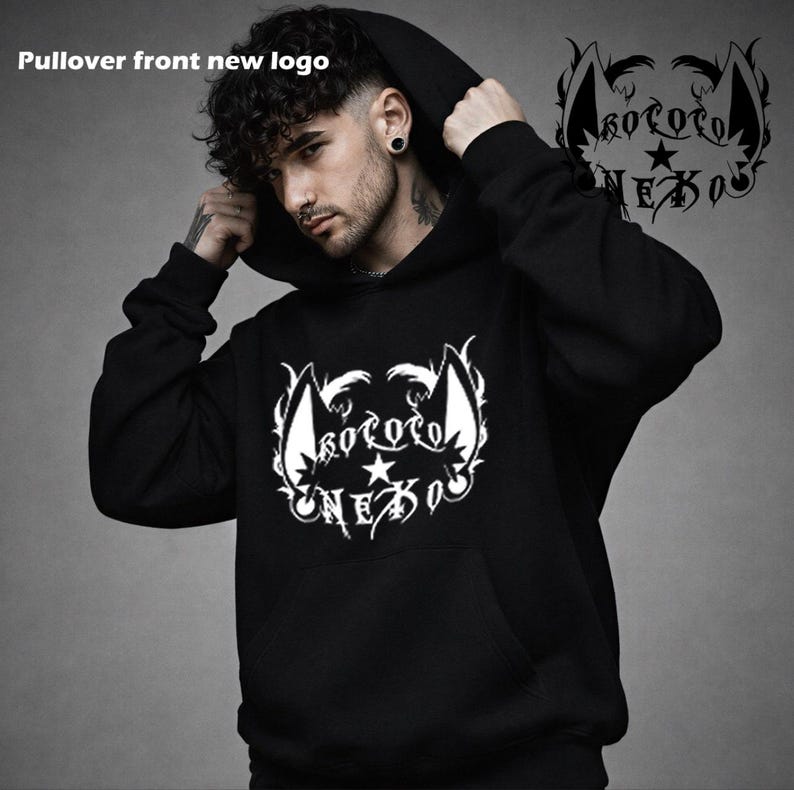 Puede incluir: Una sudadera negra con capucha que presenta un logotipo gr&aacute;fico blanco en el pecho. El logo muestra orejas de gato estilizadas, una estrella central y el texto "KOTOTO NEKO" en fuente g&oacute;tica. El texto "Pullover front new logo" aparece arriba.