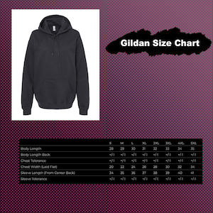 Puede incluir: Una sudadera con capucha de color gris oscuro con bolsillo tipo canguro y cordones a juego. La imagen incluye una tabla de tallas Gildan con medidas en pulgadas para tallas de la S a la 5XL, detallando longitud y ancho de pecho.