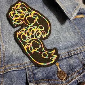 Tygmärke med pälsar och klor på ryggen, broderat, strykbart