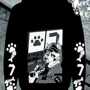 Puede incluir: Una sudadera negra con capucha que presenta un gráfico blanco en la espalda de un personaje antropomórfico con gorra bebiendo de una taza. Las mangas están decoradas con huellas, espinas de pescado y el número 7. El texto BITE es visible.