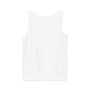 K&ouml;nnte beinhalten: Ein schlichtes wei&szlig;es Tanktop mit Rundhalsausschnitt und &auml;rmellosem Design. Das Kleidungsst&uuml;ck besteht aus einem weichen, wahrscheinlich atmungsaktiven Stoff, der f&uuml;r warmes Wetter oder zum &Uuml;berziehen geeignet ist. Das Tanktop ist ein einfaches, vielseitiges Kleidungsst&uuml;ck.