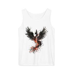 K&ouml;nnte beinhalten: Wei&szlig;es Tanktop mit einem schwarzen Ph&ouml;nix-Design und einem Schwert in der Mitte. Der Ph&ouml;nix hat ausgebreitete Fl&uuml;gel und einen feurigen roten und schwarzen Schwanz. Das Design ist im Aquarellstil gehalten.