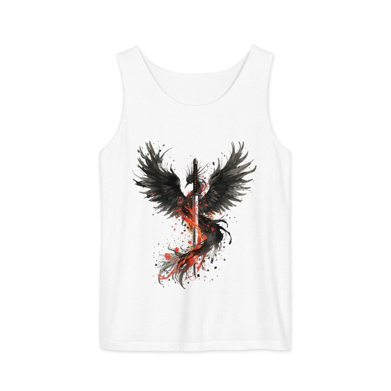 K&ouml;nnte beinhalten: Wei&szlig;es Tanktop mit einem schwarzen Ph&ouml;nix-Design und einem Schwert in der Mitte. Der Ph&ouml;nix hat ausgebreitete Fl&uuml;gel und einen feurigen roten und schwarzen Schwanz. Das Design ist im Aquarellstil gehalten.