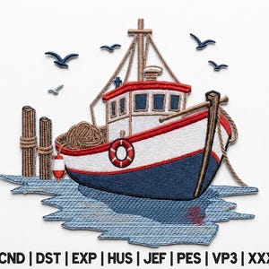 Op de afbeelding: Een geborduurde patch met een witte, rode en marineblauwe vissersboot aangemeerd bij twee bruine houten palen. Het ontwerp bevat een reddingsboei, opgerold touw en vier donkerblauwe meeuwen. De tekst onderaan luidt CND | DST | EXP | HUS | JEF | PES | VP3 | XXX.