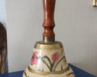 Campana de mano antigua de latón y esmalte con mango de madera.