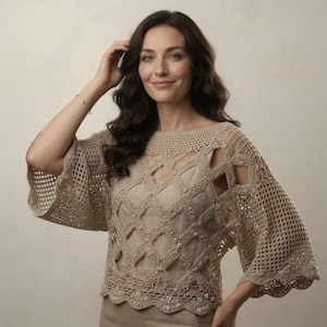 Puede incluir: Top de ganchillo beige con un patrón de diamantes y mangas acampanadas. El top tiene un escote redondo y un dobladillo festoneado. El diseño de ganchillo es abierto y aireado, perfecto para el clima cálido. El top está hecho de un hilo suave y de aspecto natural.