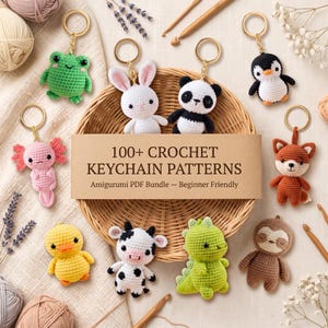 Può includere: Una collezione di portachiavi a forma di animale all'uncinetto tra cui una rana, un coniglio, un panda, un pinguino, un axolotl, un'anatra, una mucca, un dinosauro e un bradipo, attorno a un cesto con l'etichetta 100+ CROCHET KEYCHAIN PATTERNS.