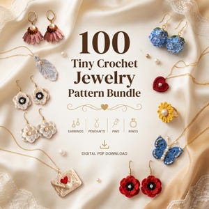 Puede incluir: Una descarga digital en PDF titulada 100 Tiny Crochet Jewelry Pattern Bundle que muestra varios artículos de ganchillo, incluidos pendientes de flores, un colgante de pluma, un collar de corazón, un anillo de flor amarilla y collares de mariposa.