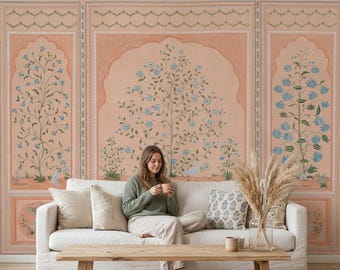 Puede incluir: Un mural de pared con un patrón repetitivo de paneles arqueados de color melocotón. Cada panel contiene una ilustración central de un árbol en flor con flores azules y hojas verdes, enmarcado por bordes decorativos con motivos florales.