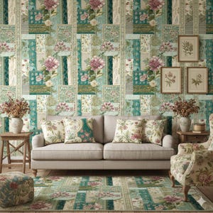 Può includere: Un soggiorno con carta da parati floreale, un divano con cuscini abbinati e un tappeto. La tavolozza dei colori comprende verde acqua, beige e rosa. Stampe botaniche incorniciate adornano la parete e fiori secchi sono in vasi.