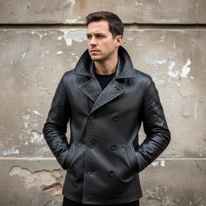 Puede incluir: Chaqueta negra de cuero de doble botonadura con cuello ancho y botones grandes. La chaqueta tiene dos bolsillos delanteros y un corte entallado. El modelo lleva una camisa negra debajo. La chaqueta es de estilo clásico.