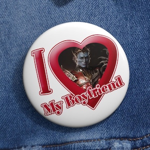 Personalisierter Pin Button ""I Love My Boyfriend"" | Die Teufels Triade von War Frame