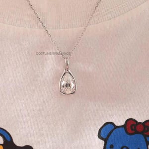 Ciondolo a forma di pera con diamante, incastonatura a bottone, castone con griffe, ciondolo solitario, charm, gioiello pregiato, regalo per donna, diamante sintetico