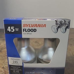 Puede incluir: Una caja de bombillas Sylvania Flood. La caja es azul y blanca con el texto "SYLVANIA FLOOD" y "45W". La caja contiene dos bombillas R20. El brillo es de 245 lúmenes.