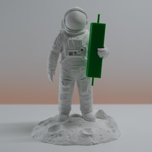 Może przedstawiać: Biała figurka astronauty stojąca na podstawie o fakturze powierzchni księżyca. Astronauta ma na sobie szczegółowy skafander kosmiczny z gładkim hełmem i trzyma w dłoni wysoki, prostokątny zielony znacznik wykresu świecowego.