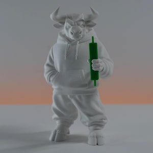 Könnte beinhalten: Eine weiße, matte Stierfigur, die aufrecht steht und einen Kapuzenpullover sowie eine locker sitzende Hose trägt. Die Stierfigur hält einen einzelnen, leuchtend grünen, vertikalen rechteckigen Stab in der linken Hand vor der Brust.