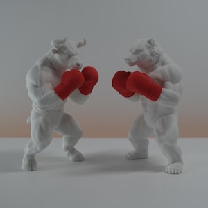 Puede incluir: Dos figuras blancas, un toro y un oso, ambos con guantes de boxeo rojos, se enfrentan en una postura de combate. El toro tiene cuernos y el oso está de pie. El fondo es un degradado de blanco y naranja.