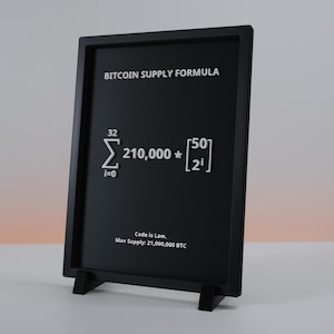 Może przedstawiać: Czarny, oprawiony znak wyświetla "FORMUŁĘ DOSTAWY BITCOIN" białym tekstem. Formuła zawiera symbole matematyczne i liczby. Poniżej wydrukowano biały tekst "Code is Law. Max Supply: 21,000,000 BTC".