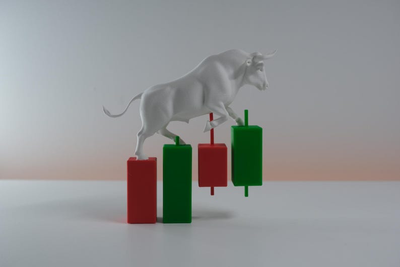 Wall Street Bull Statue on Candlestick Chart – Stock Market Desk Decor | Trader Gift | 3D Printed Bull Sculpture bild 2