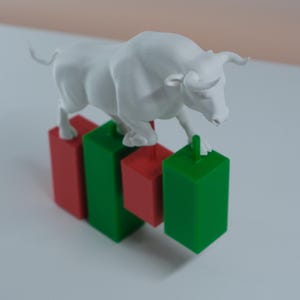 Wall Street Bull Statue on Candlestick Chart – Stock Market Desk Decor | Trader Gift | 3D Printed Bull Sculpture bild 3