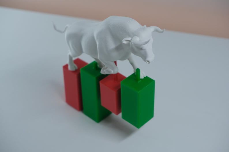 Wall Street Bull Statue on Candlestick Chart – Stock Market Desk Decor | Trader Gift | 3D Printed Bull Sculpture bild 3