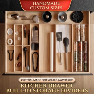 Puede incluir: Un organizador de cajones de cocina de madera con divisores de almacenamiento integrados. El cajón contiene varios utensilios de cocina, incluyendo un rallador, una espátula y botes de especias. El texto "HANDMADE CUSTOM SIZES" y "CUSTOM-MADE FOR YOUR DRAWER SIZE" son visibles.