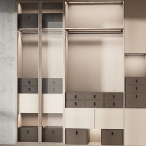 Könnte beinhalten: Ein moderner Einbauschrank in neutralen Farben. Er verfügt über Schubladen, Regale und Kleiderstangen. Das Design kombiniert geschlossene und offene Stauräume mit integrierter Beleuchtung.