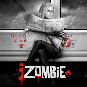 以下が含まれることがあります： テレビ番組iZombieの白黒プロモーション画像。女性が「Grave New World」の見出しの新聞を読んでいます。番組タイトルは、赤い血しぶきのある大きな白い文字で表示されています。