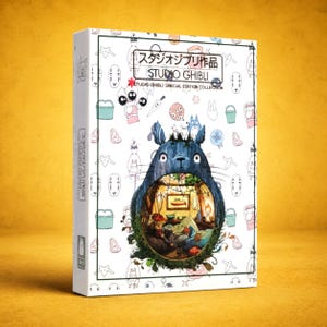 Può includere: Un cofanetto Studio Ghibli Special Edition Collection. La scatola bianca presenta un'illustrazione di Totoro blu con una scena interna accogliente. La scatola è decorata con varie illustrazioni di personaggi e testo giapponese.