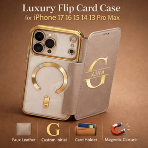 Könnte beinhalten: Luxuriöse Flip-Card-Hülle für iPhone 17, 16, 15, 14, 13 Pro Max. Die beige Hülle mit goldenen Akzenten hat einen individuellen Initialen, Kartenhalter und Magnetverschluss. Der Text "Luxury Flip Card Case" ist oben zu sehen.