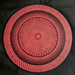 Könnte beinhalten: Runde Mandala-Kunst in Rot und Schwarz. Das Design zeigt konzentrische Kreise aus roten Punkten, getrennt durch schwarze Bänder. Kleine weiße Punkte akzentuieren die roten Punkte. Das Kunstwerk befindet sich auf einem schwarzen Hintergrund.
