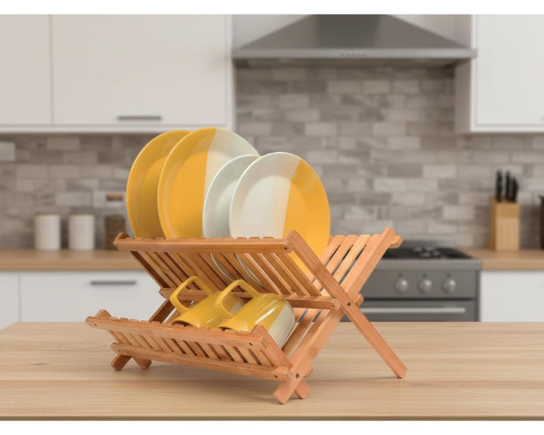 Puede incluir: Un escurreplatos de madera con platos amarillos y blancos y tazas amarillas. El estante es de madera clara y tiene un dise&ntilde;o de listones. Los platos tienen una combinaci&oacute;n de colores de dos tonos.