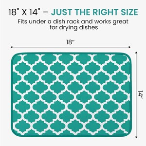 Puede incluir: Un escurreplatos rectangular con estampado turquesa y blanco, de 45,7 cm por 35,6 cm. La alfombrilla presenta un dise&ntilde;o de cuatro hojas repetido y un borde turquesa. El texto de la imagen dice "JUST THE RIGHT SIZE" y "Fits under a dish rack and works great for drying dishes."