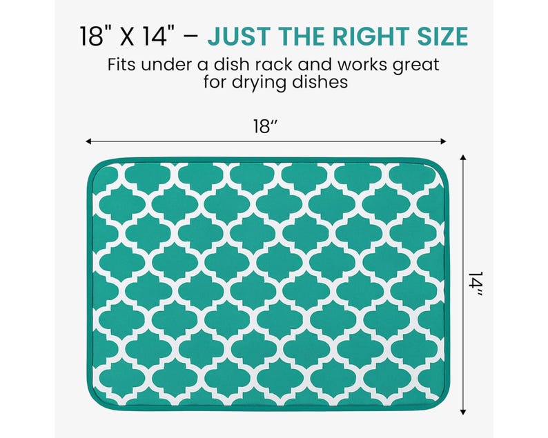 Puede incluir: Un escurreplatos rectangular con estampado turquesa y blanco, de 45,7 cm por 35,6 cm. La alfombrilla presenta un dise&ntilde;o de cuatro hojas repetido y un borde turquesa. El texto de la imagen dice "JUST THE RIGHT SIZE" y "Fits under a dish rack and works great for drying dishes."