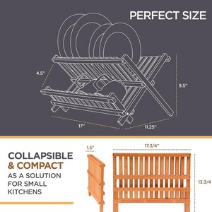 Puede incluir: Un escurreplatos de madera, mostrado en un diagrama, con dimensiones de 43 cm de largo, 24 cm de alto y 28,5 cm de ancho. Se muestra el texto "PERFECT SIZE". La imagen tambi&eacute;n muestra una versi&oacute;n plegada y el texto "COLLAPSIBLE & COMPACT AS A SOLUTION FOR SMALL KITCHENS."