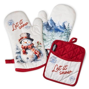 Peut inclure: Deux gants de cuisine et un dessous de plat carré à fond blanc avec bordure rouge. Un gant présente un bonhomme de neige avec un chapeau et une écharpe à carreaux et le texte Let it snow. L'autre gant montre un paysage de montagne enneigé. Le dessous de plat porte le texte Let it snow et des flocons.