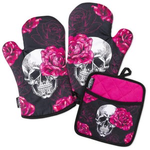 Könnte beinhalten: Zwei Ofenhandschuhe und ein quadratischer Topflappen mit schwarzem Hintergrund, weißem Totenkopf und leuchtend pinkem Rosenmuster. Jeder Artikel hat ein kleines schwarzes Etikett mit dem weißen Text OVEN MITTS. Der Topflappen hat ein gestepptes pinkes Innenfutter.